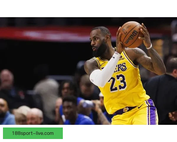 詹姆斯独占多个历史第一 湖人球员打高尔夫合影东契奇靠边站