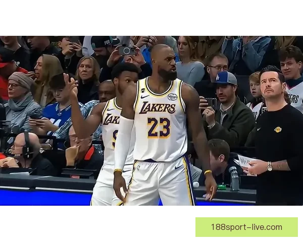 詹姆斯父子打高尔夫遭遇惊险 鳄鱼现身水中老詹勇敢捡球